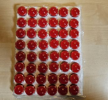 Reihe roter Bauteile in einer Verpackung