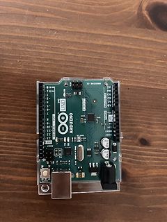 Arduino Uno Mikrocontroller auf Holzuntergrund