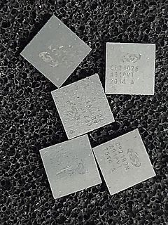 Fünf quadratische Mikrochips auf Schaumstoff