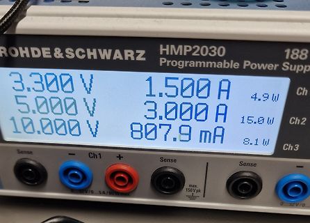 Display eines Rohde & Schwarz Programmierbaren Netzteils