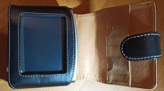 Schwarzes Lederetui mit Display