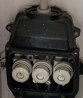 Elektroinstallation mit drei Fassungen in einer Abzweigdose