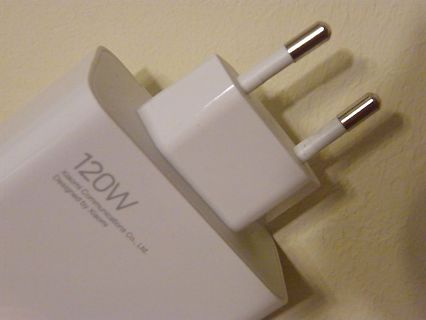 Weißes Xiaomi 120W Netzteil