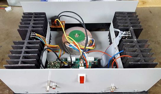 Innenansicht eines elektronischen Geräts mit Kühlkörpern