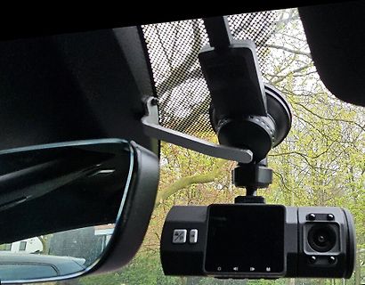 Dashcam an der Windschutzscheibe eines Autos