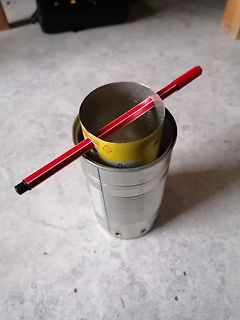 Roter Stift in einer Metalldose
