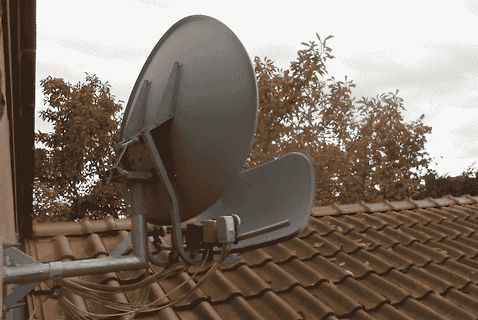 Satellitenschüsseln auf einem Ziegeldach