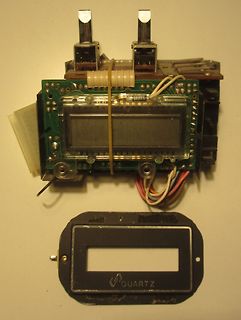 Zerlegtes LCD-Display mit Platine und Frontblende