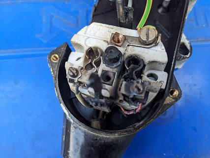 Beschädigter elektrischer Schalter mit Brandspuren