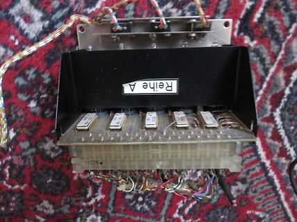 Innenansicht einer Elektronikplatine mit Beschriftung Reihe A