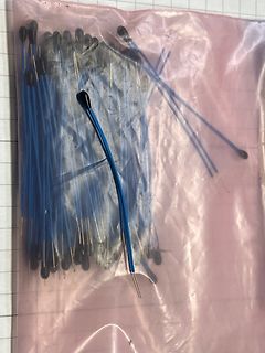 Blaue Jumper-Kabel in einer Plastiktüte