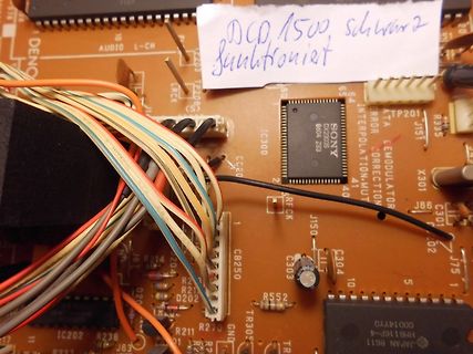 Nahaufnahme einer Leiterplatte mit Kabeln und ICs
