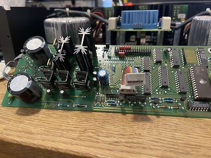 Leiterplatte mit elektronischen Bauteilen und Kühlkörpern
