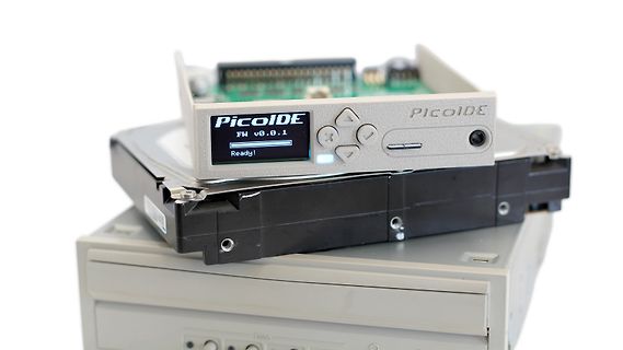 PicoIDE auf Festplatte und PC-Gehäuse