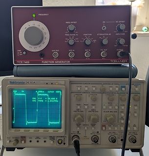 Funktionsgenerator und Oszilloskop auf Werkstatt-Tisch