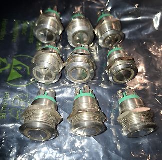 Neun metallische Schalter oder Buchsen auf Plastikfolie