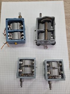 Vier Luftdielektrikum-Variometer auf Millimeterpapier