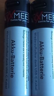 Zwei Akku-Batterien mit Beschriftung
