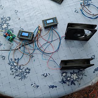 Elektronik-Aufbau mit Spannungsreglern und Lüftern