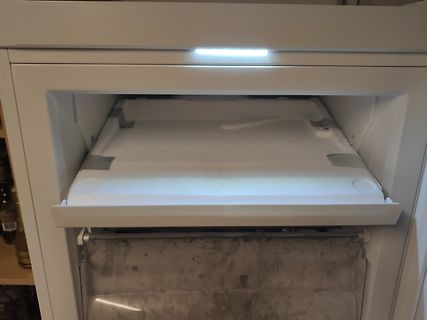 Innenansicht eines Kühlschranks mit Gefrierfach