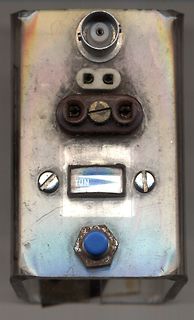 Vorderseite eines elektronischen Geräts mit Anschlüssen