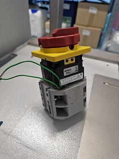 Industrie-Not-Aus-Schalter auf Tisch
