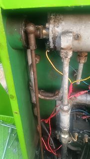 Hydraulische Leitungen und Komponenten in grünem Gehäuse