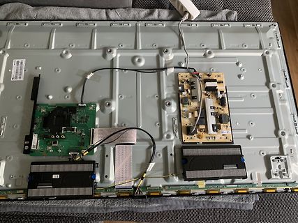 Rückseite eines geöffneten Fernsehers mit Platinen