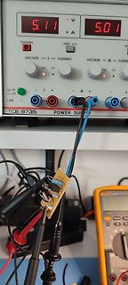 Labornetzteil mit Messaufbau und Multimeter