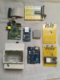 Verschiedene Mikrocontroller, Platinen und Gehäuse