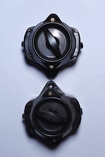 Zwei schwarze Drehschalter oder Potentiometer