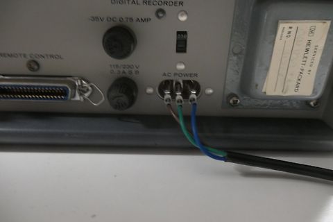 Rückseite eines Digital Recorders mit Netzanschluss