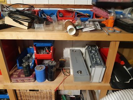 Werkstattregal mit Elektronikbauteilen und Netzteilen