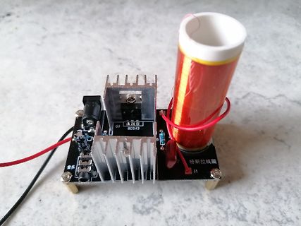 Miniatur-Tesla-Spule auf Leiterplatte mit Kühlkörper