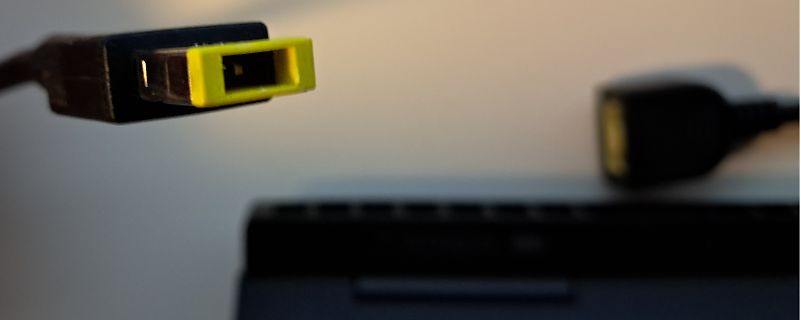 USB-Kabel und Laptop