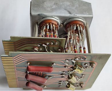 Alte Elektronikbauteile und Leiterplatten