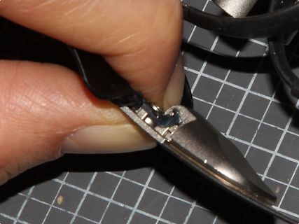 Finger hält ein Bauteil oder Gehäuseteil