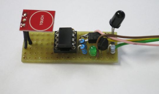 Aufbau auf Lochrasterplatine mit Touch-Sensor und LED