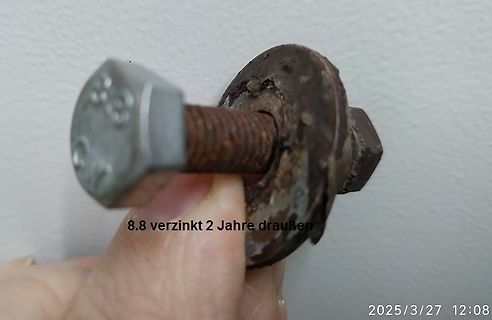 Verrosteter verzinkter Bolzen mit Unterlegscheibe