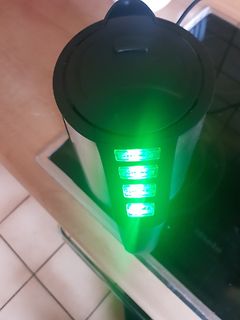 Becher mit grüner LED-Beleuchtung