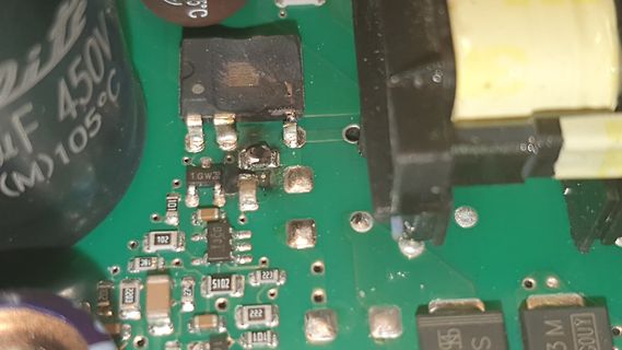 Nahaufnahme einer Leiterplatte mit elektronischen Bauteilen