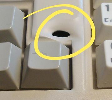 Nahaufnahme einer Computertastatur mit beschädigter Taste