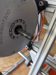Elektromotor mit Wellen und Aluminiumprofilen