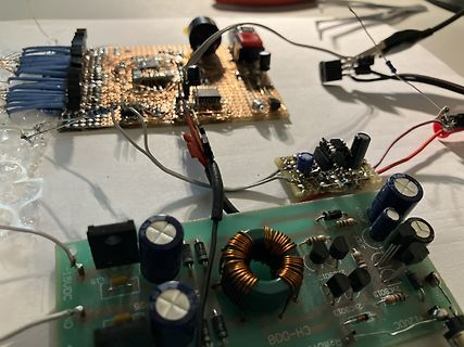 Aufbau mehrerer Leiterplatten mit elektronischen Bauteilen