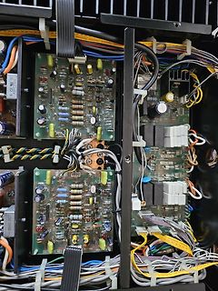 Innenansicht eines Audio-Verstärkers mit mehreren Leiterplatten