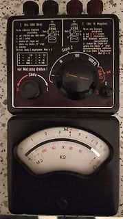 Analoges Ohmmeter mit Skalen und Bedienelementen