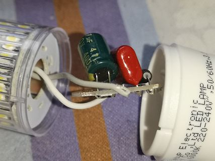 Bauteile einer LED-Lampe mit Elektrolytkondensator