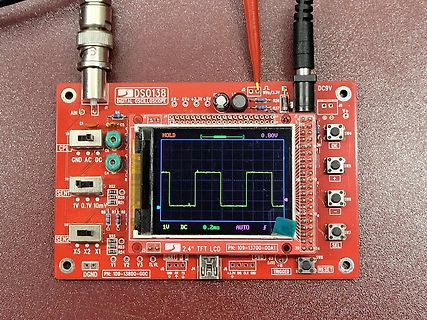 Digitales Oszilloskop auf roter Leiterplatte