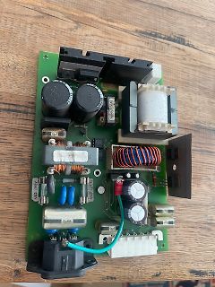 Leiterplatte eines Schaltnetzteils mit Transformatoren und Kondensatoren