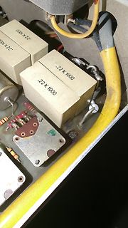Innenansicht eines elektronischen Geräts mit Kondensatoren